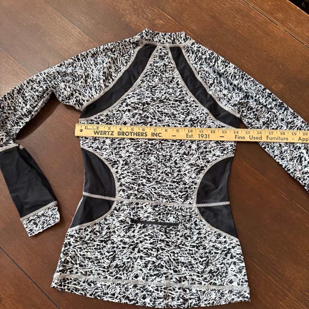 EUC Lululemon Suns Out Rash Guard Size6 - Picture 6 of 7